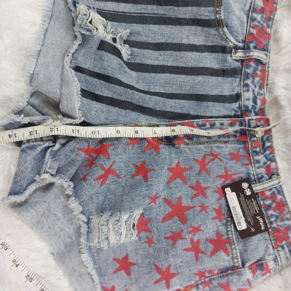 Birds of Prey Shorts Womens Size LARGE Harley Quinn Light Wash Denim Distressed - Picture 9 of 10